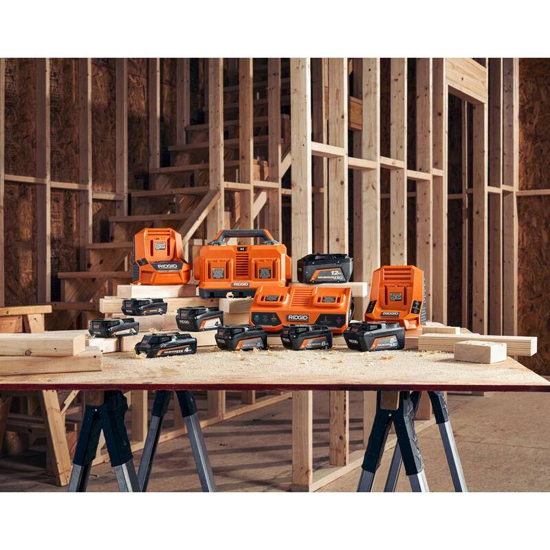 Sierra circular inalámbrica sin escobillas RIDGID 18V de 7-1/4 in con mango trasero, con (2) baterías de 4.0 Ah, cargador y bolsa - R8658B-AC93044SBN