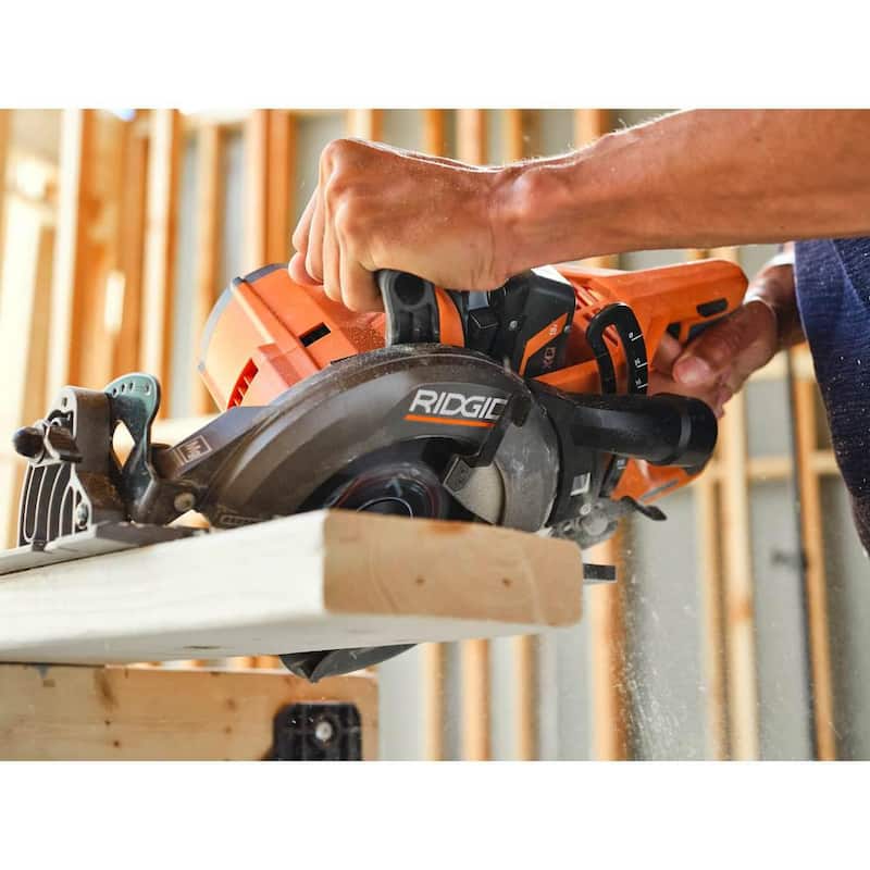 Sierra circular inalámbrica sin escobillas RIDGID 18V de 7-1/4 in con mango trasero, con (2) baterías de 4.0 Ah, cargador y bolsa - R8658B-AC93044SBN