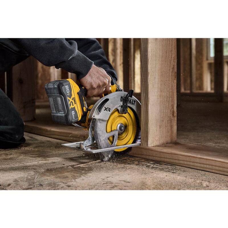 Sierra circular inalámbrica DEWALT 20V MAX de 7-1/4 pulgadas con batería de 8.0 Ah, cargador y bolsa de kit - DCS590WW1