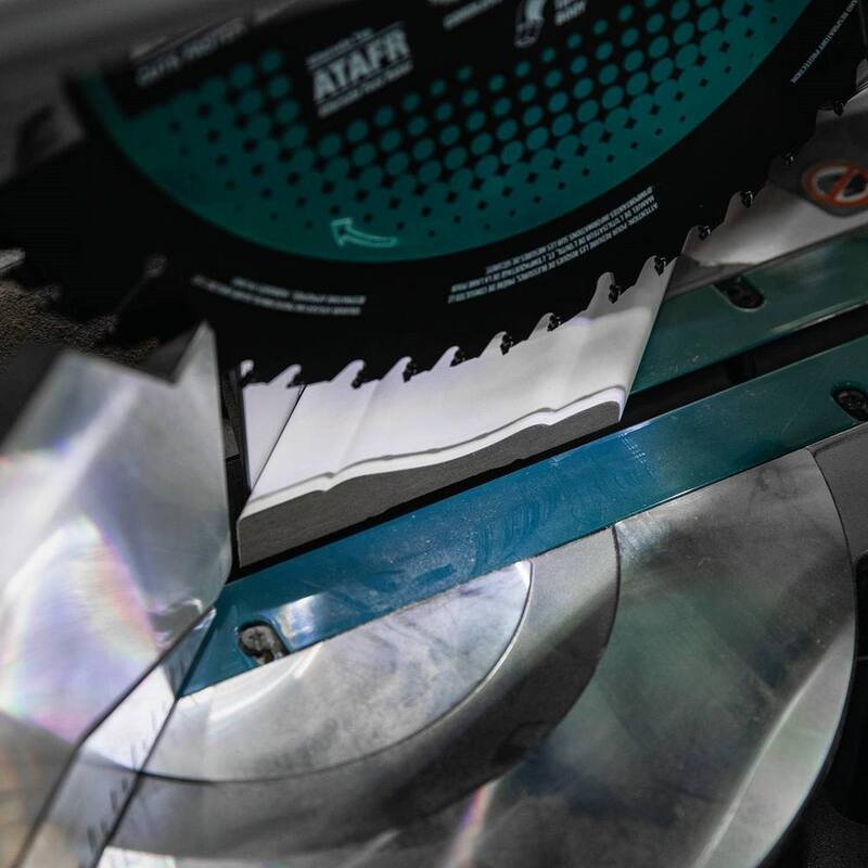 Sierra ingleteadora compuesta deslizante de bisel doble inalámbrica sin escobillas Makita 40V máx XGT de 12 pulgadas, capaz de AWS (Herramienta solamente) - GSL04Z.