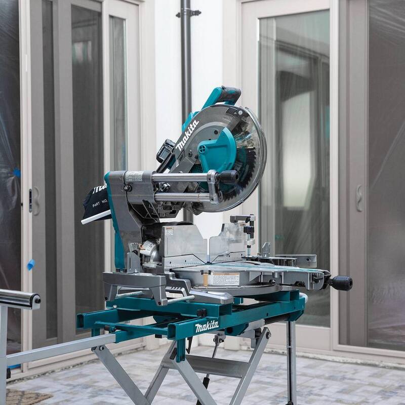 Sierra ingleteadora compuesta deslizante de bisel doble inalámbrica sin escobillas Makita 40V máx XGT de 12 pulgadas, capaz de AWS (Herramienta solamente) - GSL04Z.