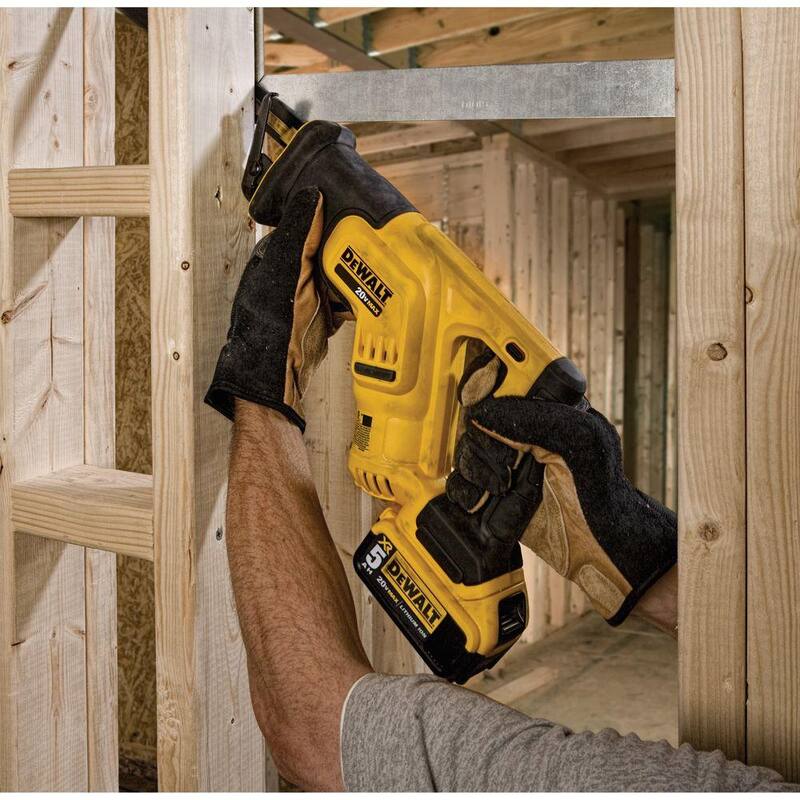 Sierra de calar compacta recíproca inalámbrica DEWALT 20V MAX de ion de litio con kit de batería de 5.0 Ah, cargador y bolsa para contratistas - DCS387P1