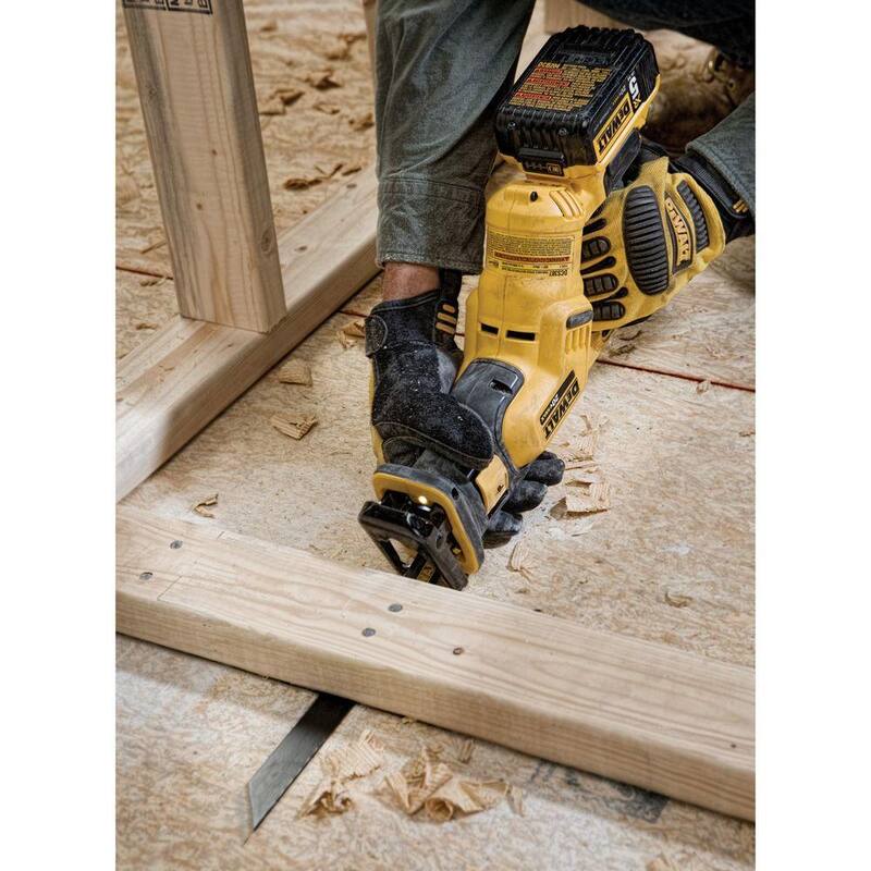 Sierra de calar compacta recíproca inalámbrica DEWALT 20V MAX de ion de litio con kit de batería de 5.0 Ah, cargador y bolsa para contratistas - DCS387P1