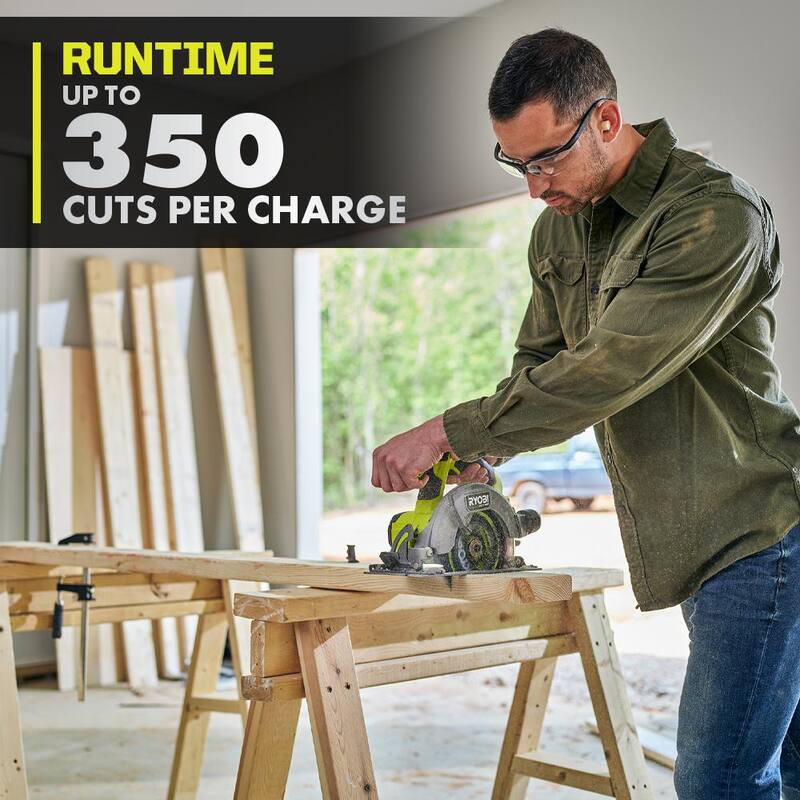 RYOBI ONE+ HP 18V Sierra Circular Compacta Inalámbrica Brushless de 6-1/2 pulgadas con Kit de Batería de Alto Rendimiento de 4.0 Ah y Cargador - PSBCS01K1