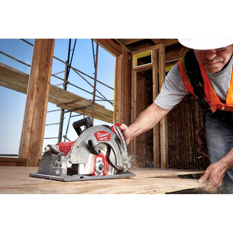 Sierra circular inalámbrica Milwaukee M18 FUEL de 18V con agarre trasero de 7-1/4 pulgadas con multiherramienta oscilante (sólo herramienta) - 2830-20-2836-20