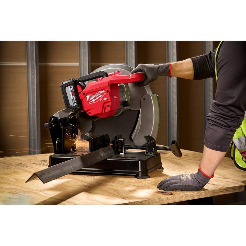 Sierra de corte abrasivo inalámbrica sin escobillas Milwaukee M18 FUEL de 18 voltios con batería de 12.0Ah - 2990-21HD.