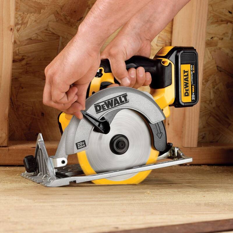 Sierra circular inalámbrica DEWALT de 20 voltios Max con baterías de iones de litio de 6.5 pulgadas en estilo Sidewinder con (4) paquetes de baterías Premium de 20 voltios 3Ah Max - DCS391BWCB200-4.