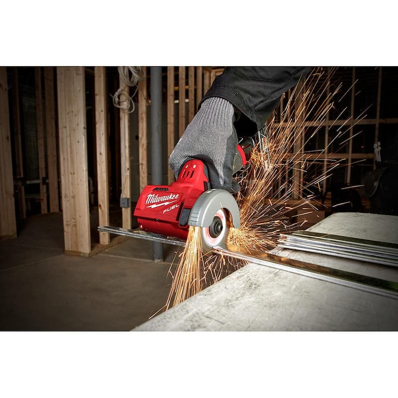 Sierra de corte inalámbrica Milwaukee M12 FUEL 12V 3 in. con batería de iones de litio sin escobillas y kit de luz de servicio M12 ROVER - 2522-21XC-2367-20