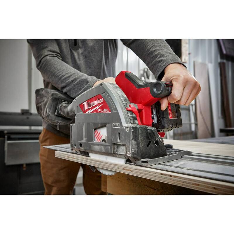 Sierra circular sin cable Milwaukee M18 FUEL 18V de 6-1/2 pulgadas con tecnología Li-Ion y motor sin escobillas, cortadora en guía de inmersión con riel guía de 106 pulgadas/conector de riel - 2831-20-48-08-0572-48-08-0574.