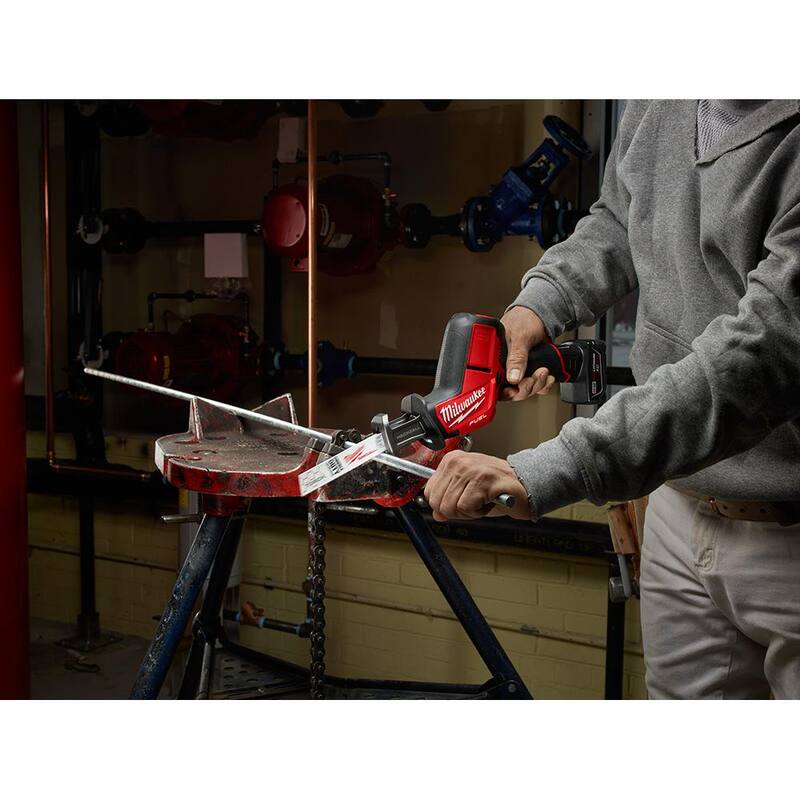 Milwaukee M12 FUEL 12V Sierra alternante inalámbrica de iones de litio HACKZALL Kit con (3) paquetes de baterías M12 y cargador - 2520-21XC-48-11-2411