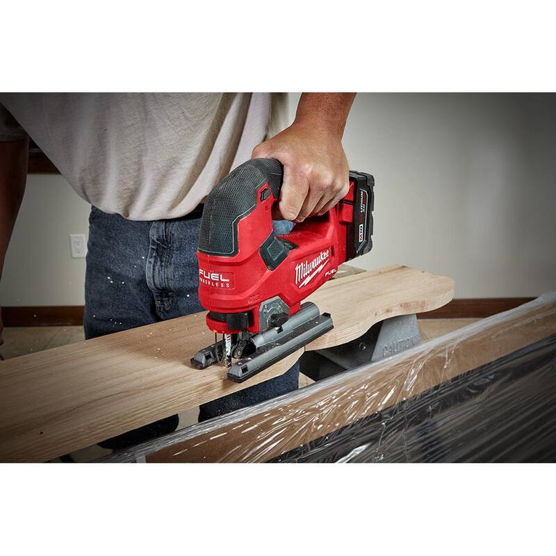 Sierra de calar sin cable Milwaukee M18 FUEL de ion de litio 18V sin escobillas con (2) baterías de 5.0Ah y cargador - 2737-20-48-59-1852B