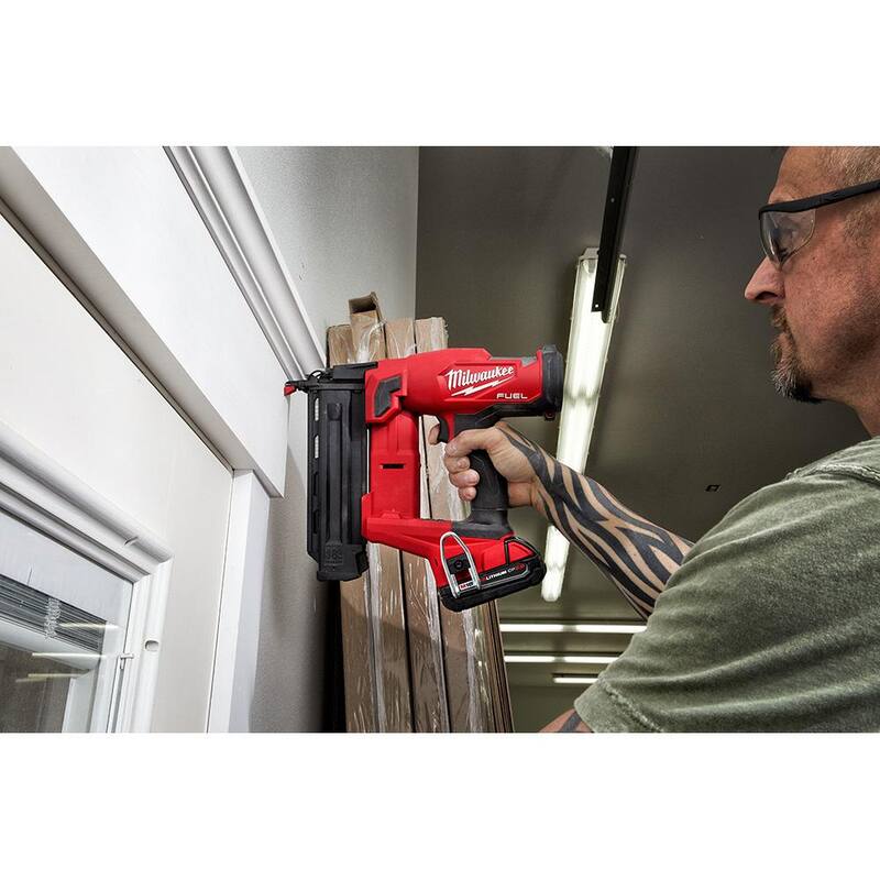 Sierra de calar inalámbrica Milwaukee M18 FUEL de 18V de iones de litio sin escobillas con clavadora de clavos de calibre 18 (paquete de 2 herramientas) - 2737-20-2746-20