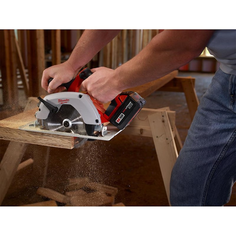 Sierra circular inalámbrica de 6-1/2 pulgadas Milwaukee M18 18V de iones de litio con paquete inicial M18 (1) batería de 5.0Ah y cargador - 2630-20-48-59-1850.