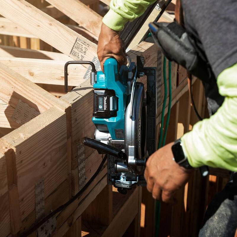 Sierra circular inalámbrica Makita 40V Max XGT sin escobillas de mango trasero de 10-1/4 pulgadas, compatible con AWS (4.0Ah) con batería 40V Max XGT 4.0Ah - GSR02M1-BL4040.