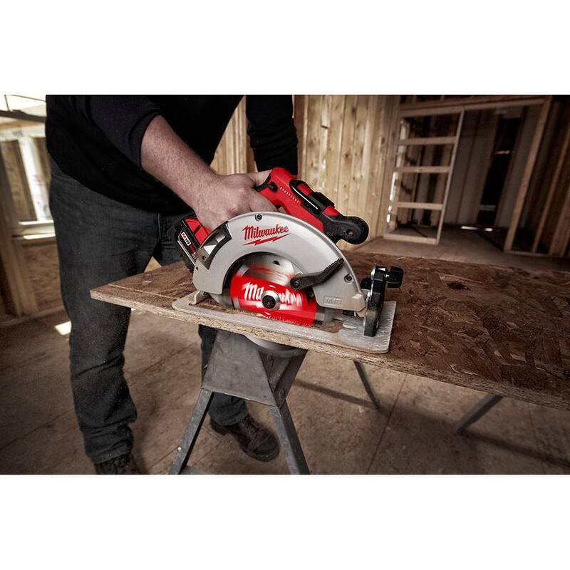 Sierra circular inalámbrica Milwaukee M18 18V de ion de litio sin escobillas de 7-1/4" con hoja de sierra circular de encuadre de 7-1/4" x 24 dientes (paquete de 2) - 2631-20-48-40-0722.