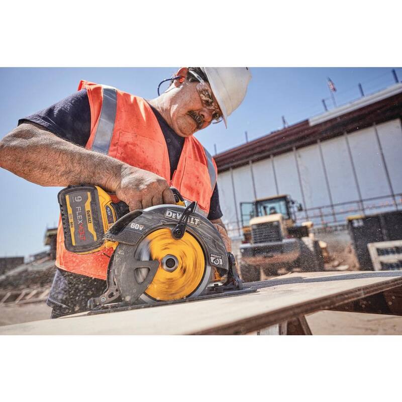 DEWALT FLEXVOLT 60V MAX Sierra Circular Inalámbrica sin Escobillas de 7-1/4 in., Sierra Sable 60V y (2) Baterías de 6.0Ah - DCS578BW3896062