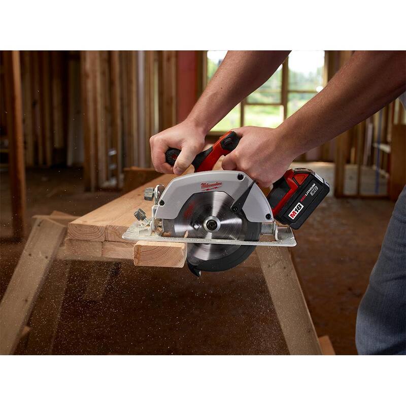 Sierra circular inalámbrica Milwaukee M18 18V de 6-1/2 pulgadas con baterías de iones de litio de 3.0 Ah - 2630-20-48-11-1837
