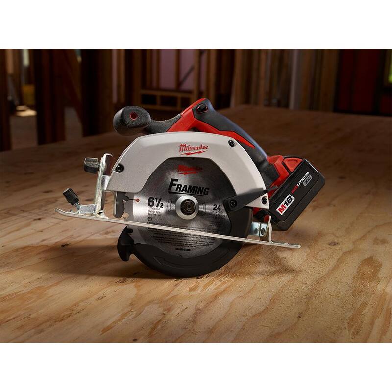 Sierra circular inalámbrica Milwaukee M18 18V de 6-1/2 pulgadas con baterías de iones de litio de 3.0 Ah - 2630-20-48-11-1837