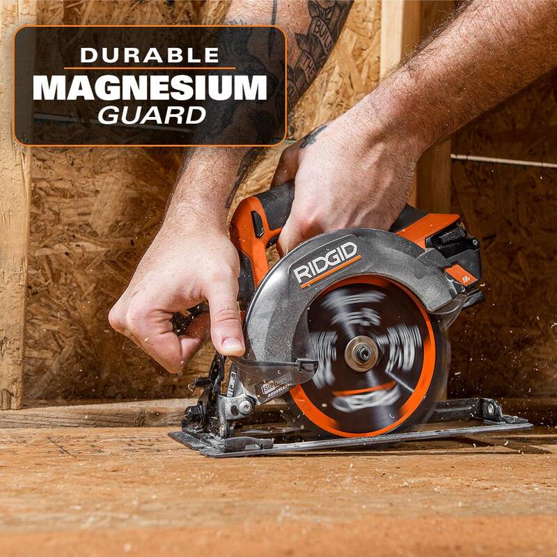 Sierra circular inalámbrica compacta sin escobillas RIDGID 18V de 6-1/2 pulgadas con batería de salida máxima de 4.0 Ah y cargador - R8656K.