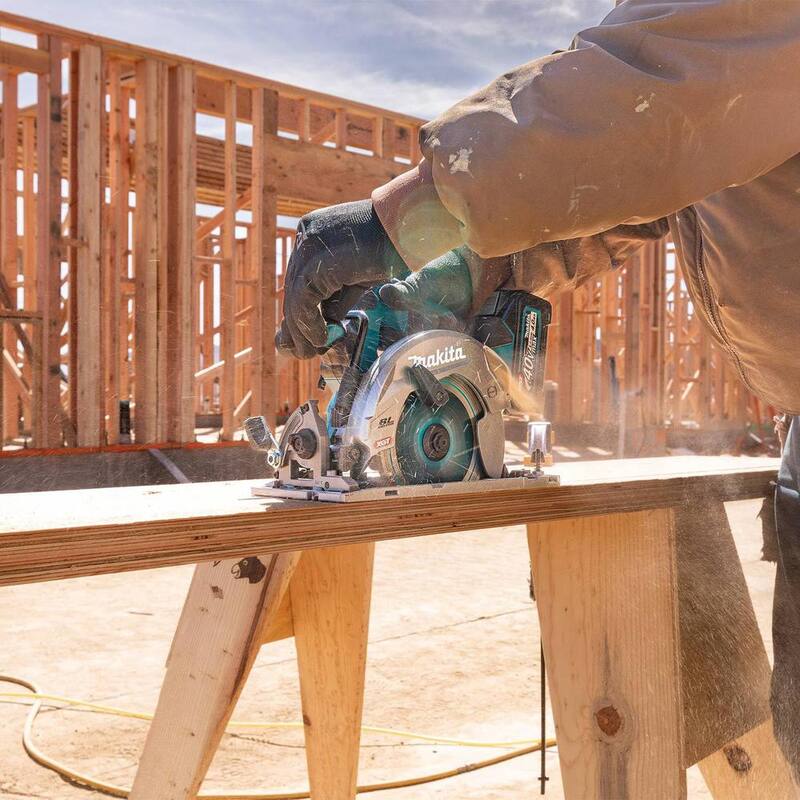 Sierra circular inalámbrica sin escobillas Makita 40V Max XGT de 6-1/2 pulgadas, kit con capacidad AWS (4.0Ah) - GSH05M1