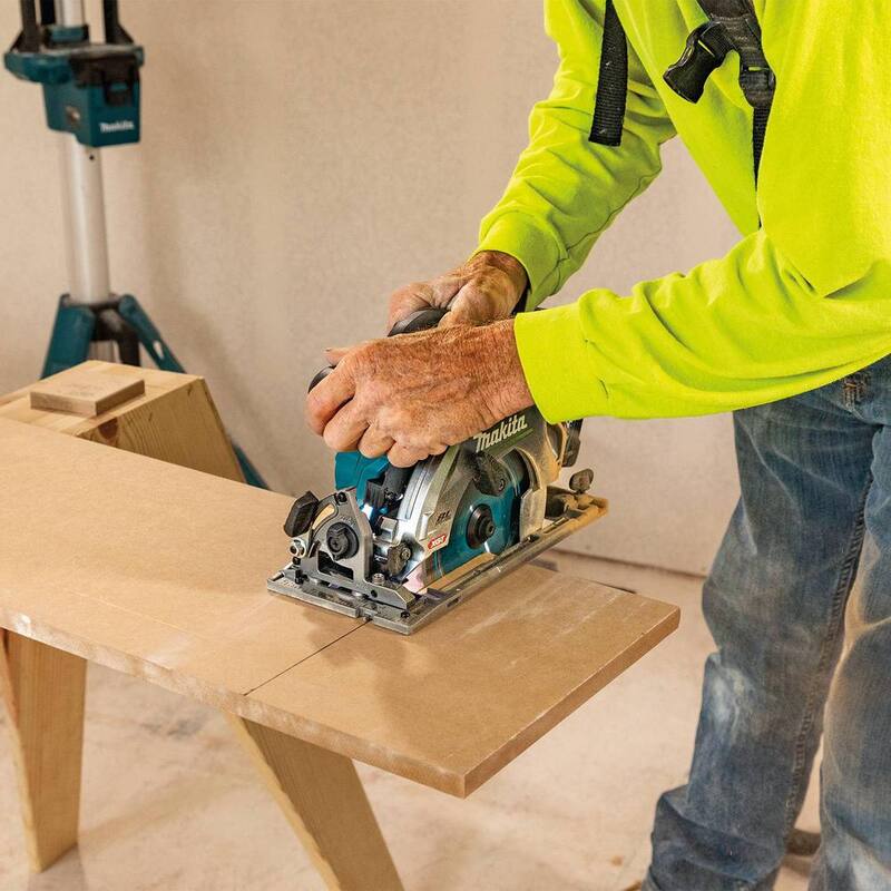 Sierra circular inalámbrica sin escobillas Makita 40V Max XGT de 6-1/2 pulgadas, kit con capacidad AWS (4.0Ah) - GSH05M1