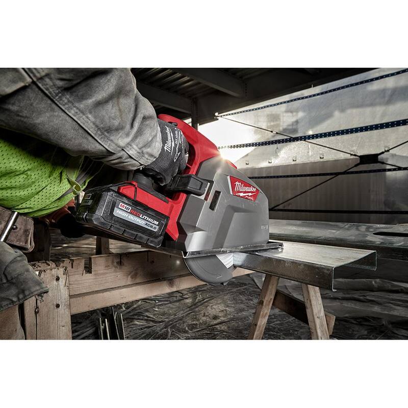 Sierra circular de corte de metal inalámbrica Milwaukee M18 FUEL 18V de 8 pulgadas con batería de iones de litio de 6.0 Ah - 2982-20-48-11-1865