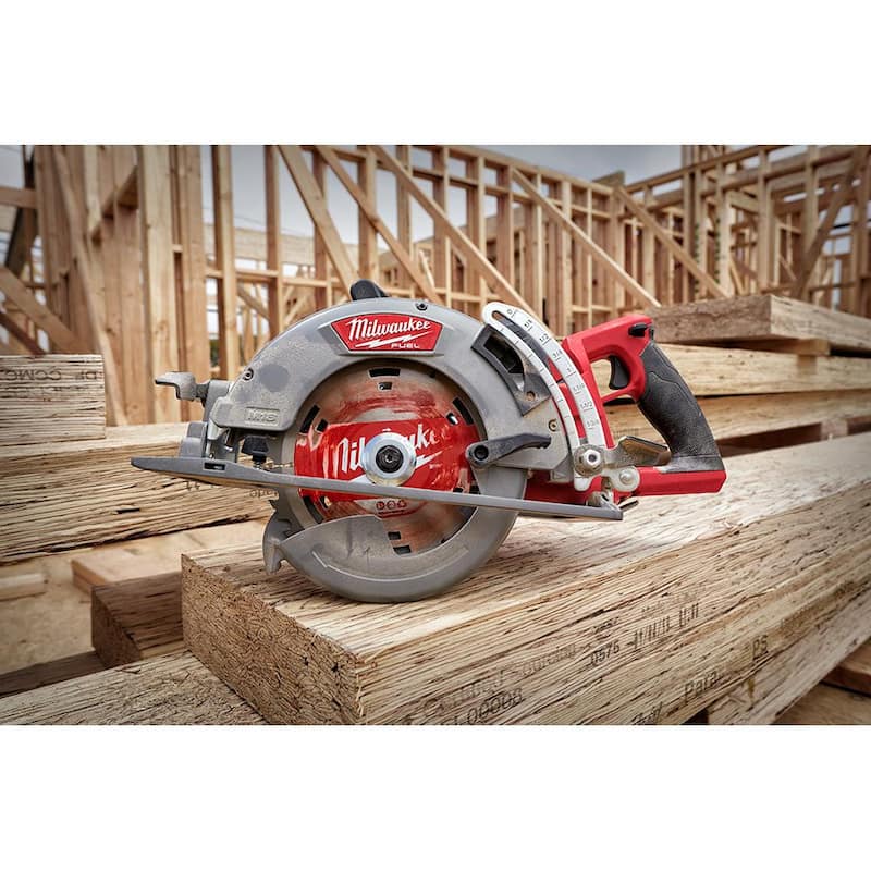 Sierra circular inalámbrica Milwaukee M18 FUEL 18V 7-1/4 in. de iones de litio con mango trasero con batería de alto rendimiento de 8.0 Ah - 2830-20-48-11-1880