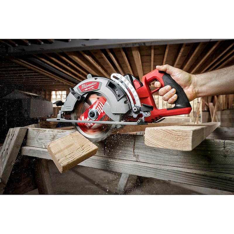 Sierra circular inalámbrica Milwaukee M18 FUEL 18V 7-1/4 in. de iones de litio con mango trasero con batería de alto rendimiento de 8.0 Ah - 2830-20-48-11-1880