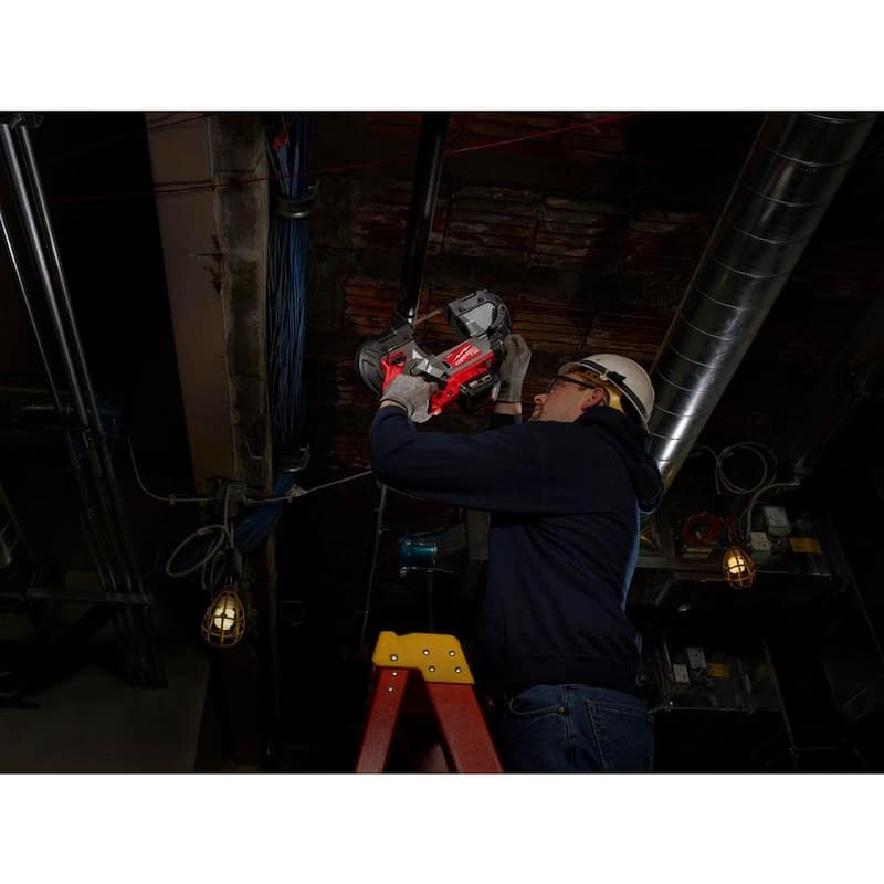 Sierra de cinta inalámbrica Milwaukee M18 FUEL de 18 voltios con batería de iones de litio sin escobillas de corte profundo y kit con batería adicional de 6.0 Ah - 2729-22-48-11-1865.
