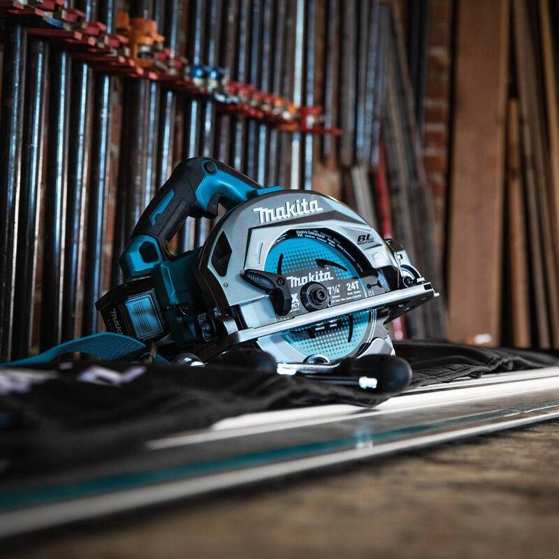 Sierra circular inalámbrica sin escobillas XGT Makita 40V max de 7-1/4 pulgadas con base compatible con riel guía, compatible con AWS (4.0Ah) - GSH02M1