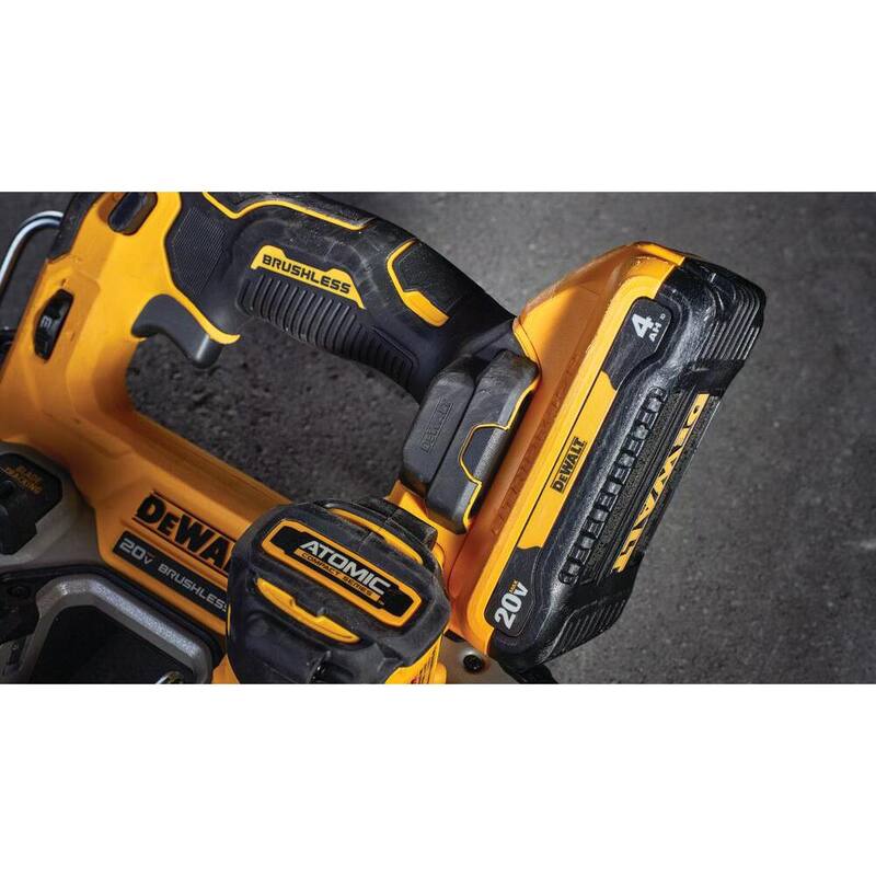 DEWALT ATOMIC 20V MAX Sierra de cinta inalámbrica de iones de litio sin escobillas de 1-3/4 pulgadas con batería de 4.0Ah, cargador y bolsa - DCS377Q1