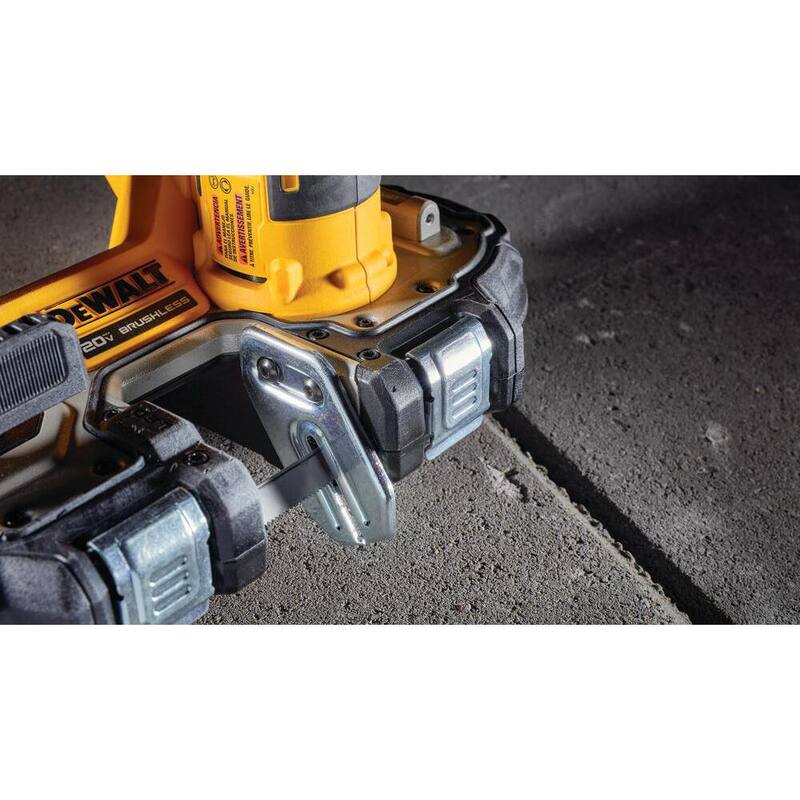 DEWALT ATOMIC 20V MAX Sierra de cinta inalámbrica de iones de litio sin escobillas de 1-3/4 pulgadas con batería de 4.0Ah, cargador y bolsa - DCS377Q1