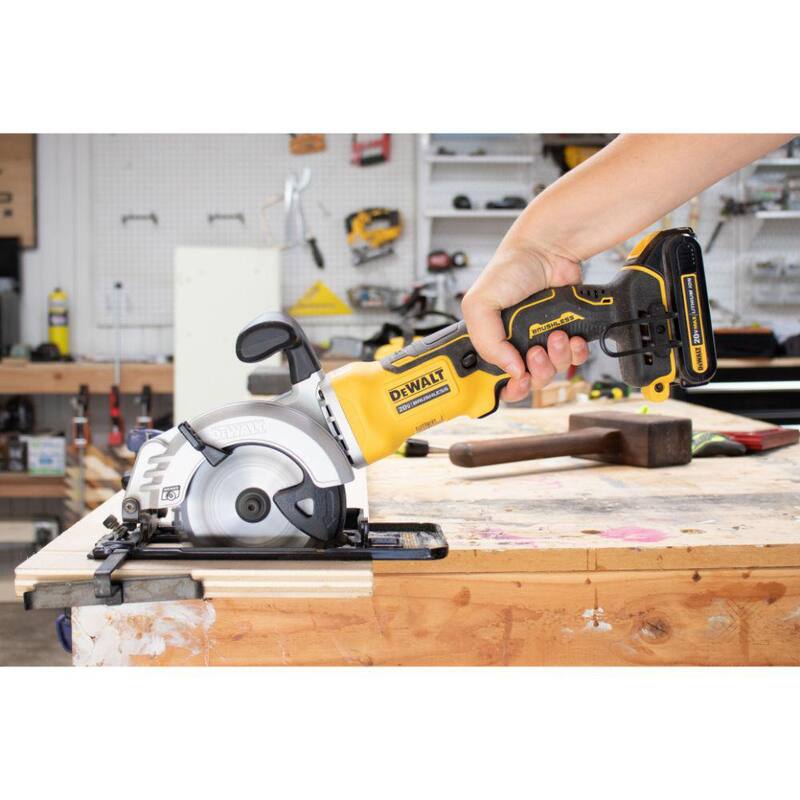 Sierra circular inalámbrica DEWALT ATOMIC 20V MAX sin escobillas de 4-1/2 pulgadas y ((1) batería de iones de litio compacta de 20V MAX 2.0Ah - DCS571BWDCB203.