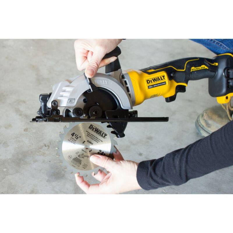 Sierra circular inalámbrica DEWALT ATOMIC 20V MAX sin escobillas de 4-1/2 pulgadas y ((1) batería de iones de litio compacta de 20V MAX 2.0Ah - DCS571BWDCB203.