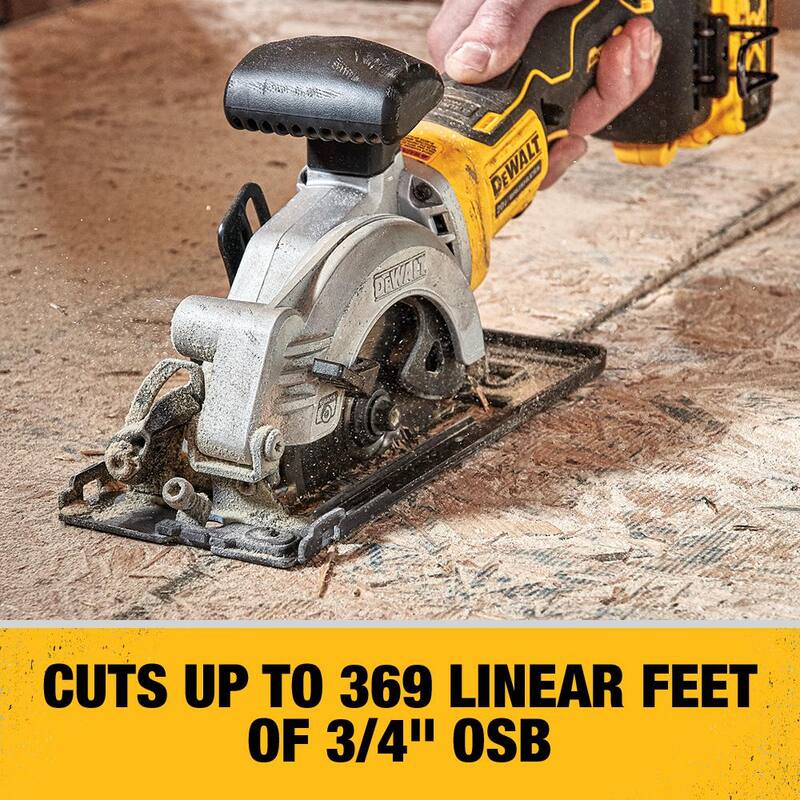 Sierra circular inalámbrica DEWALT ATOMIC 20V MAX sin escobillas de 4-1/2 pulgadas y ((1) batería de iones de litio compacta de 20V MAX 2.0Ah - DCS571BWDCB203.