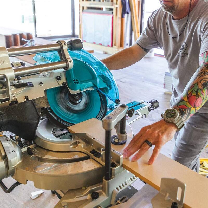 Sierra ingleteadora compuesta deslizante de bisel doble sin escobillas de 12 pulgadas de 36V con capacidad AWS, kit de baterías de 5.0 Ah XSL08PT de Makita 18V X2 LXT de iones de litio.