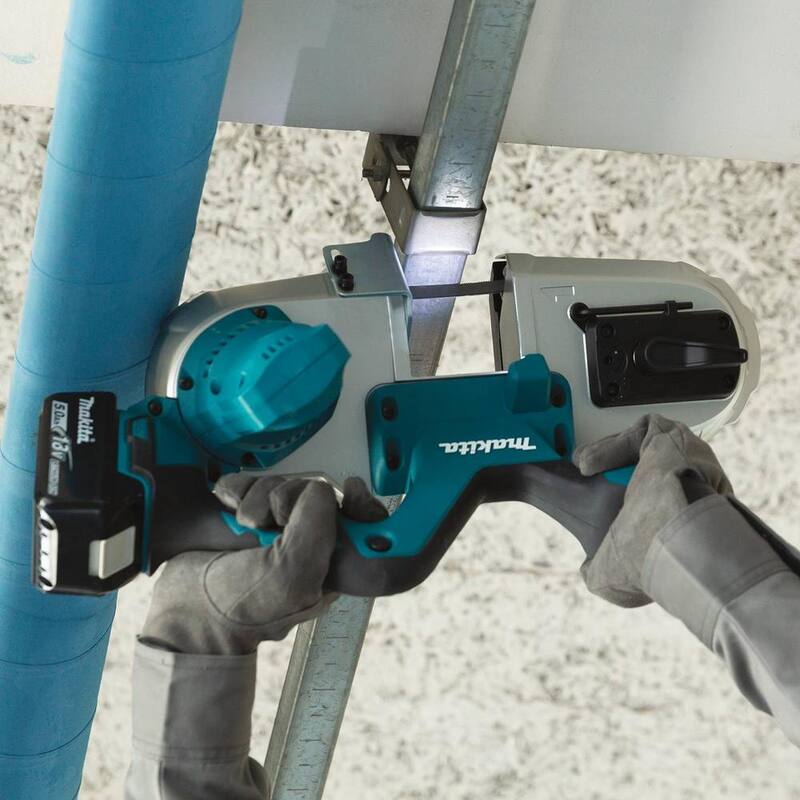 Sierra de banda compacta inalámbrica de iones de litio de 18V LXT de Makita con kit de 5.0 Ah - XBP03T.