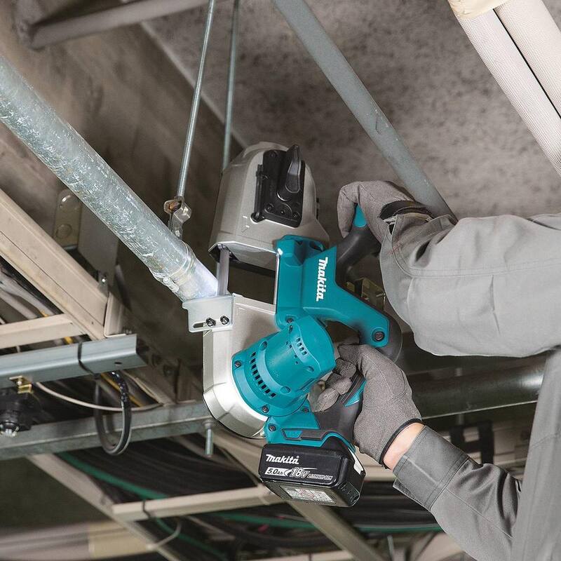 Sierra de banda compacta inalámbrica de iones de litio de 18V LXT de Makita con kit de 5.0 Ah - XBP03T.