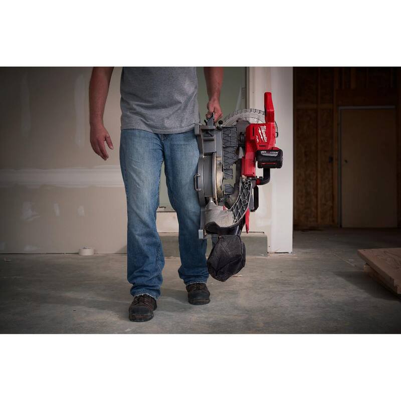 Sierra ingleteadora y sierra circular Milwaukee M18 FUEL de 18V con baterías de 8.0 Ah - 2734-20-2830-20-48-11-1880-48-11-1880
