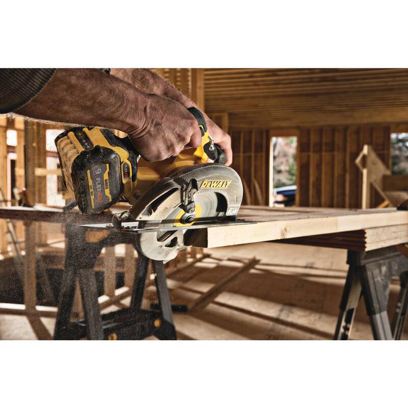 DEWALT FLEXVOLT 60V MAX Sierra Circular Inalámbrica con Motor sin Escobillas de 7-1/4 pulgadas, (2) Baterías 20V 5.0Ah, Cargador y Bolsa de Kit - DCS578BW2052CK