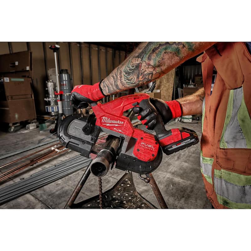 Sierra de banda compacta inalámbrica Milwaukee M18 FUEL de 18V de iones de litio sin escobillas con taladro percutor M18 FUEL - 2829-20-2904-20.