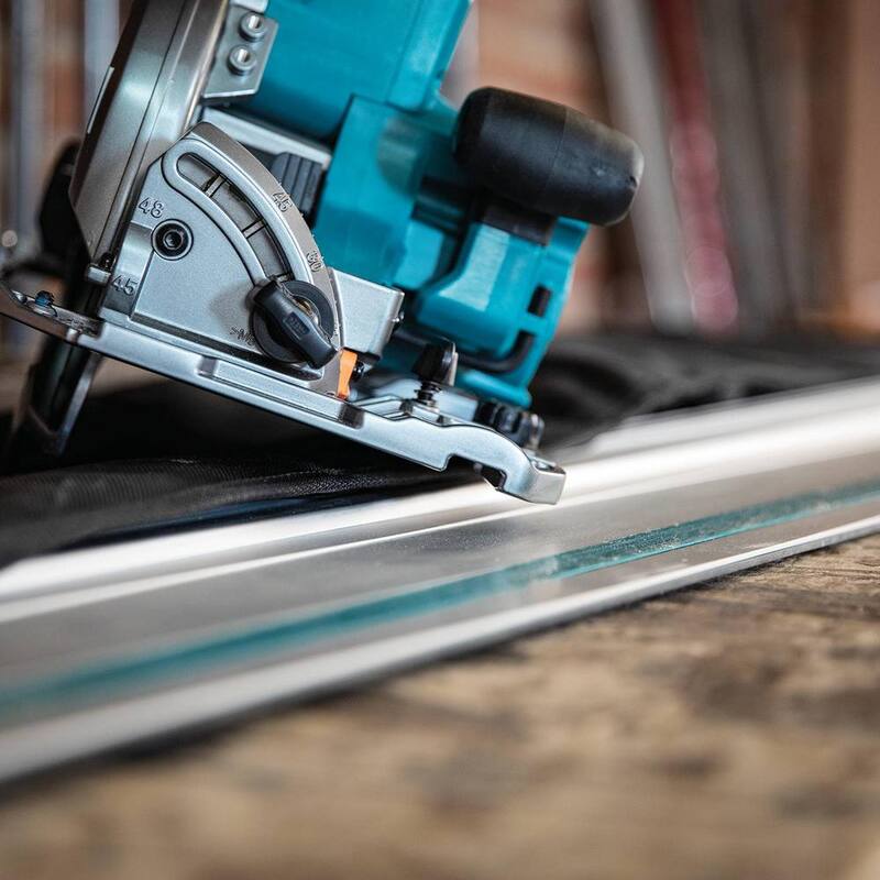 Sierra circular Makita 40V Max XGT inalámbrica sin escobillas de 7-1/4 pulgadas con base compatible con riel guía, compatible con AWS (solo herramienta) - GSH02Z
