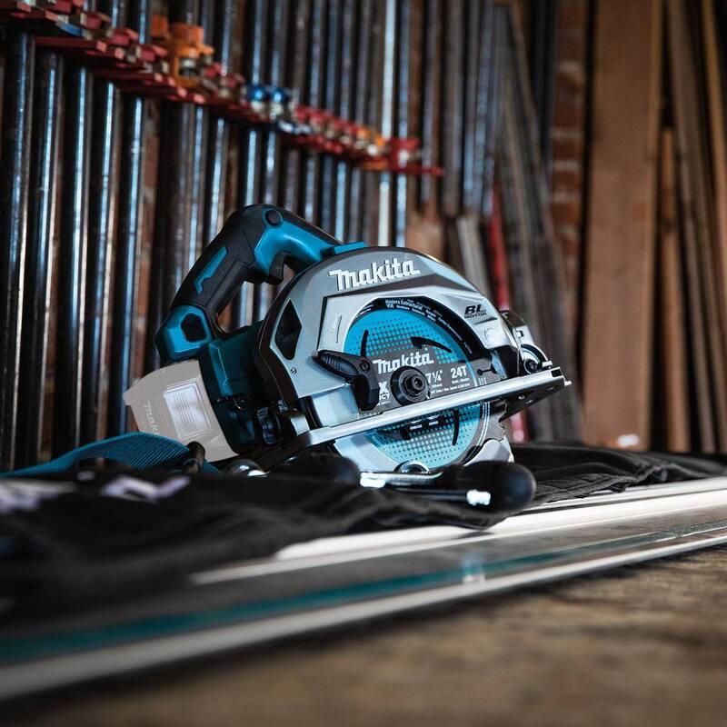 Sierra circular Makita 40V Max XGT inalámbrica sin escobillas de 7-1/4 pulgadas con base compatible con riel guía, compatible con AWS (solo herramienta) - GSH02Z