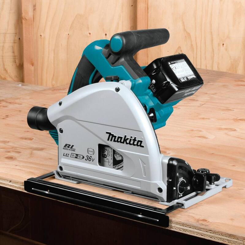 Sierra circular inalámbrica sin escobillas Makita 18V X2 LXT 6-1/2 pulg con sumergimiento, 2 baterías 5.0 Ah con riel guía - XPS01PTJBL1850B.
