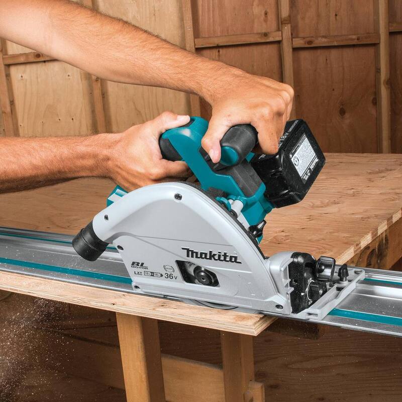 Sierra circular inalámbrica sin escobillas Makita 18V X2 LXT 6-1/2 pulg con sumergimiento, 2 baterías 5.0 Ah con riel guía - XPS01PTJBL1850B.