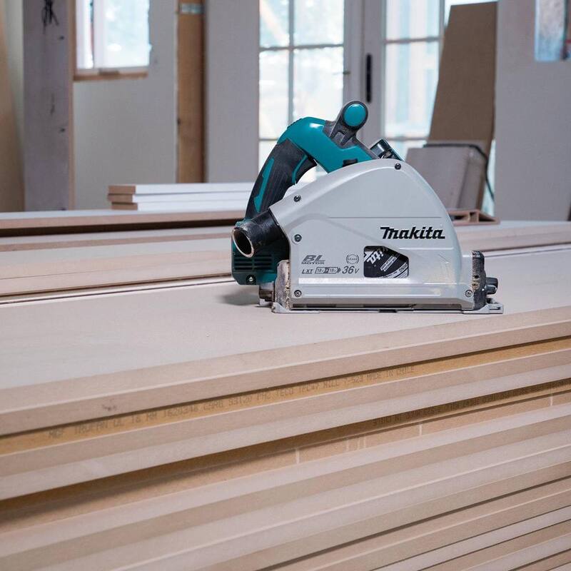 Sierra circular inalámbrica sin escobillas Makita 18V X2 LXT 6-1/2 pulg con sumergimiento, 2 baterías 5.0 Ah con riel guía - XPS01PTJBL1850B.