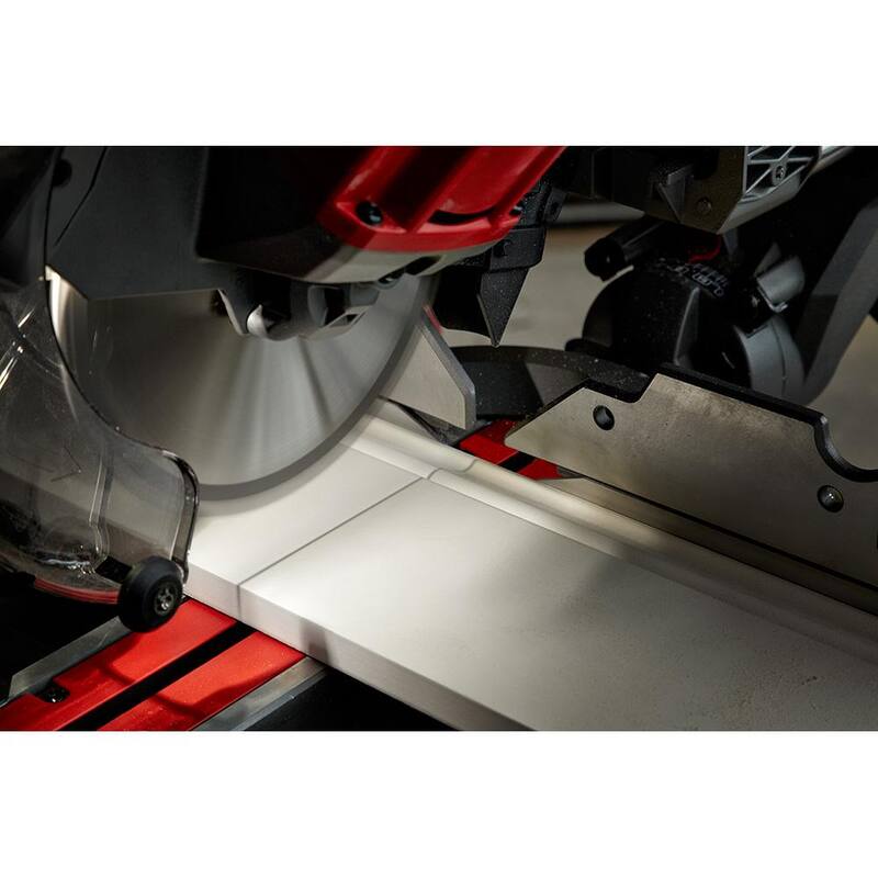 Sierra ingleteadora deslizante compuesta inalámbrica de bisel doble Milwaukee M18 FUEL de 18V con batería de iones de litio de 7-1/4 pulgadas y clavadora de clavos calibre 18 - 2733-20-2746-20