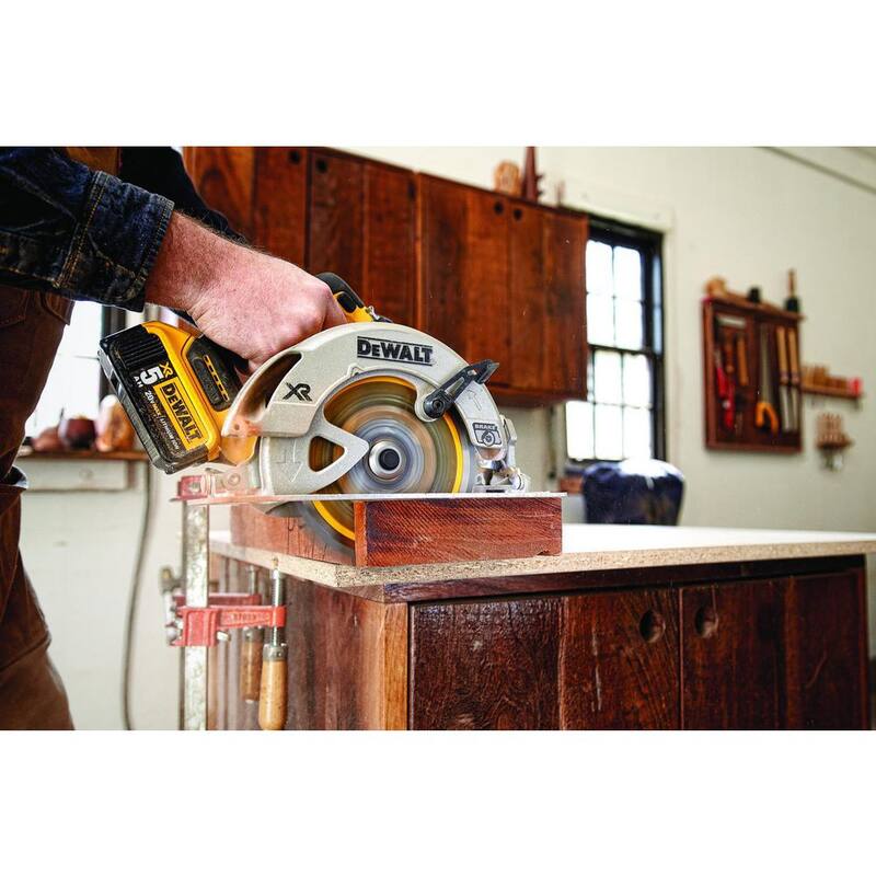 Sierra circular inalámbrica DEWALT 20V MAX de ion de litio sin escobillas de 7-1/4 pulgadas con batería POWERSTACK de 5.0Ah y cargador - DCS570H1