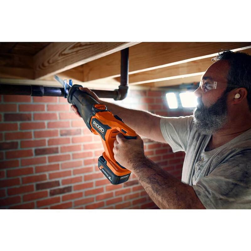 Sierra de vaivén inalámbrica sin escobillas de 18V RIDGID con (2) baterías de 4.0 Ah, cargador de 18V y bolsa - R8647B-AC93044SBN