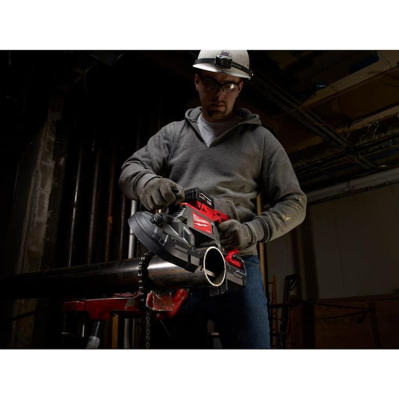 Milwaukee M18 FUEL Sierra de cinta sin escobillas inalámbrica de corte profundo de 18 V de litio con dos baterías de 5.0 Ah, cargador y taladro percutor - 2729-22-2904-20